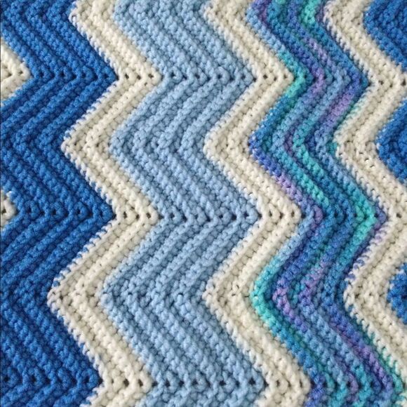 VNT throw blanket, knit, zig zag pattern - Picture 3 of 6